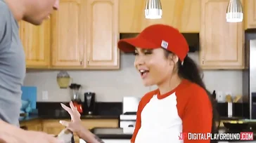 La repartidora de pizzas saborea la polla de su cliente..