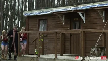 Dopo la scopata, è il momento di venire nelle bocche di questi due.