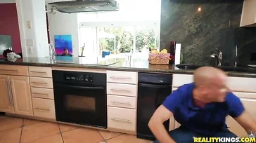Die Frau meines Bruders macht mich an, was für ein Idiot