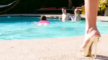 Oh mio dio, come quella sgualdrina di Krissy Lynn scuote quel gran culo