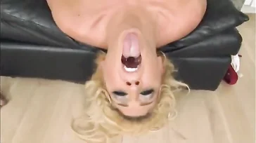 Den dicken Arsch Julie Cash auf allen Vieren ficken, uuuuf!