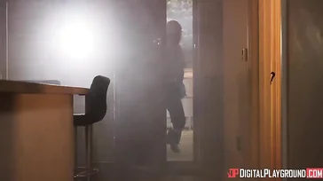 Die Feuerwehrfrau hat ein echtes Laster, sie beginnt, den geretteten Mann zu ficken!