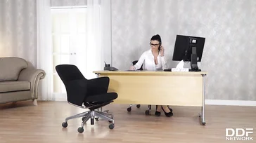 Nett, dich kennenzulernen, ich bin dein Boss, derjenige, den du heute ficken wirst, und zwar richtig hart!