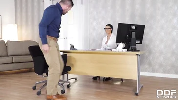 Nett, dich kennenzulernen, ich bin dein Boss, derjenige, den du heute ficken wirst, und zwar richtig hart!