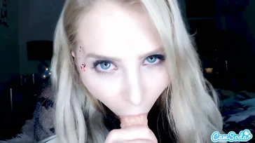 Alix Lynx lutscht einen Dildo mit viel Speichel, uuuf!