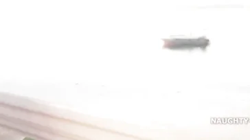 A safada Lada será cruel, ela fica nua no meio da rua.