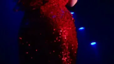 No final ele fode uma stripper com peitos muito grandes.