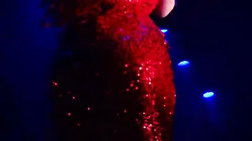 No final ele fode uma stripper com peitos muito grandes.
