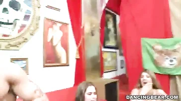Sehr nuttige, verheiratete, reife Frauen auf diesem Junggesellinnenabschied!