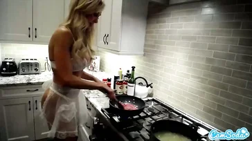 La diosa del porno Brandi Love se graba mientras que cocina..