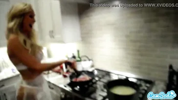 La diosa del porno Brandi Love se graba mientras que cocina..