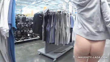 Cameltoe in einem Einkaufszentrum mit hautfarbenen Leggings
