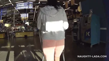 Cameltoe in einem Einkaufszentrum mit hautfarbenen Leggings