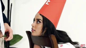 Montando um belo pau, essa é Maya Bijou, que porca...