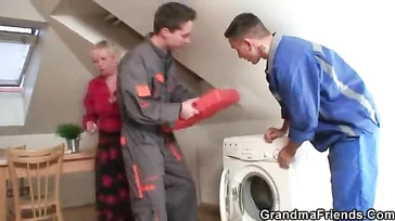 Vieja jubilada le tira los trastos a los fontaneros para follárselos