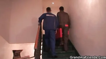 Vieja jubilada le tira los trastos a los fontaneros para follárselos