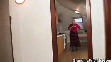 Vieja jubilada le tira los trastos a los fontaneros para follárselos