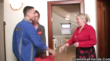 Vieja jubilada le tira los trastos a los fontaneros para follárselos