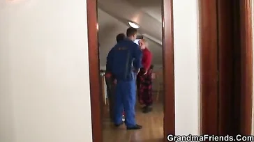 Vieja jubilada le tira los trastos a los fontaneros para follárselos