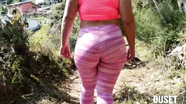 Reife Frau mit fettem Arsch wandert und fickt hart