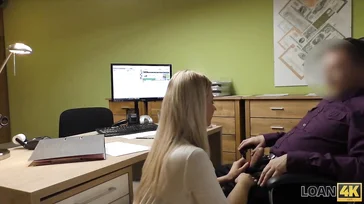 Entrevista de trabajo para ser secretaria: la rubia viene fuerte