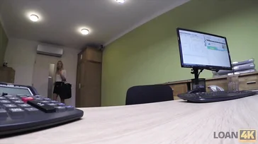 Entrevista de trabajo para ser secretaria: la rubia viene fuerte