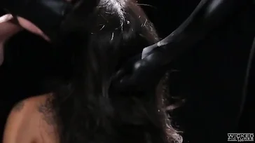 Asa Akira succhia i cazzi di tre ragazzi, una vera bestia.