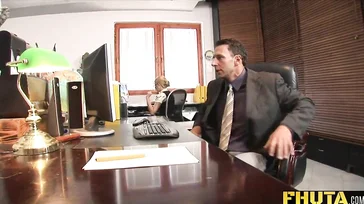 Il capo la sorprende a guardare un porno durante l'orario d'ufficio... che sgualdrina!