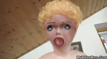 Putain, ma belle-mère entre sans frapper et me surprend avec la poupée gonflable