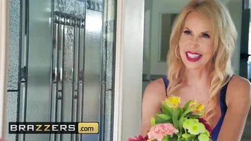 O genro leva flores para a filha e acaba fodendo a bunda dela