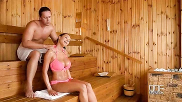 Was für ein heißes Mädchen schleicht sich in meine Sauna: Was für Titten sie hat!