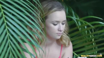 È chiaro che ad Anya Olsen piacciono i ragazzi più grandi!