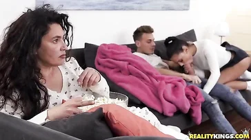 Eu toco na minha garota no sofá e a deixo muito excitada.