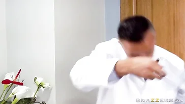 El doctor tiene que calmar a esta paciente con su enorme polla..