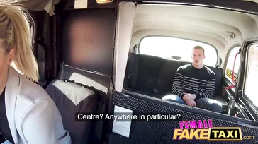 Schließlich flirtet die hübsche Taxifahrerin mit ihrer jungen Fahrgastin.