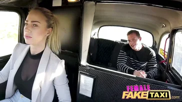 Schließlich flirtet die hübsche Taxifahrerin mit ihrer jungen Fahrgastin.