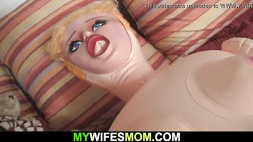 Sohn, lass die Puppe liegen, ich werde sie selbst essen ... Dafür ist Mama da!