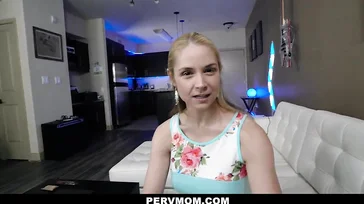 Mãe puritana de óculos descobre pornografia no laptop do filho