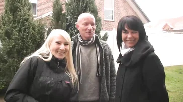 Seine süße Frau bringt eine Freundin mit nach Hause, damit er sie fickt