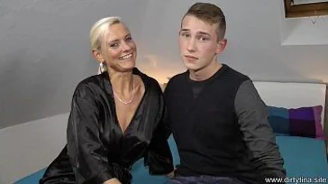 Sexy reife Blondine begeht einen Mann mit dem Freund ihrer Tochter