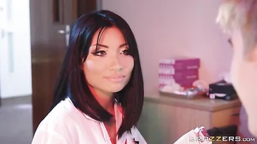 L'infirmière est une vraie salope, elle baise un jeune patient.