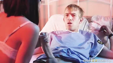 L'infirmière est une vraie salope, elle baise un jeune patient.