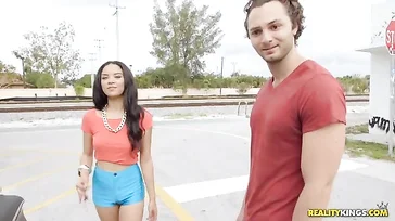 Maya Bijou, una passeggiata con lei e una bella scopata..