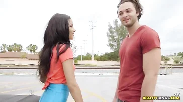 Maya Bijou, una passeggiata con lei e una bella scopata..