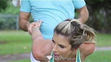Poniendo la polla dura a su entrenador personal: qué golfa !!