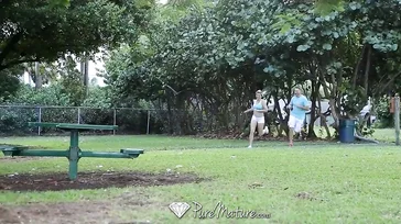 Poniendo la polla dura a su entrenador personal: qué golfa !!