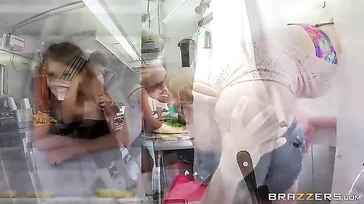 A vendedora fode o chefe, que boquete gostoso..