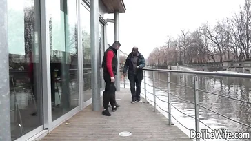 Der Hahnrei ihres Mannes lässt sie ihren ersten schwarzen Schwanz ausprobieren