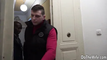 Der Hahnrei ihres Mannes lässt sie ihren ersten schwarzen Schwanz ausprobieren