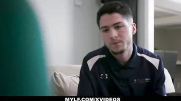 A la vecina se le salen las tetas mientras estoy hablando con ella
